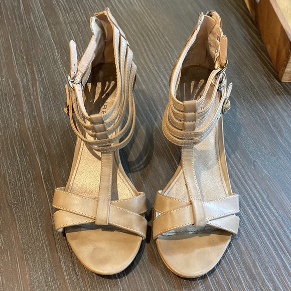 2/$25. Ladies pure by Alfred Sung shoes in size 8. Almost new. - Picture 2 of 9